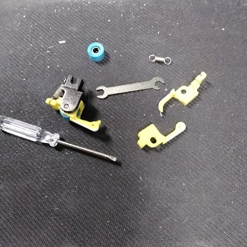 PIEDINO CON ROTELLA 1/32 + ACC. RIC.